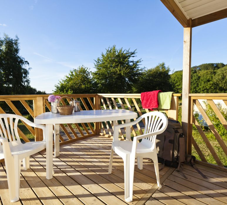 mobilhome-terrasse-camping-les-salines-bretagne